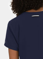 Blouse médicale femme Koi Next Gen Prête à travailler bleu marine - détail passant badge à l'épaule