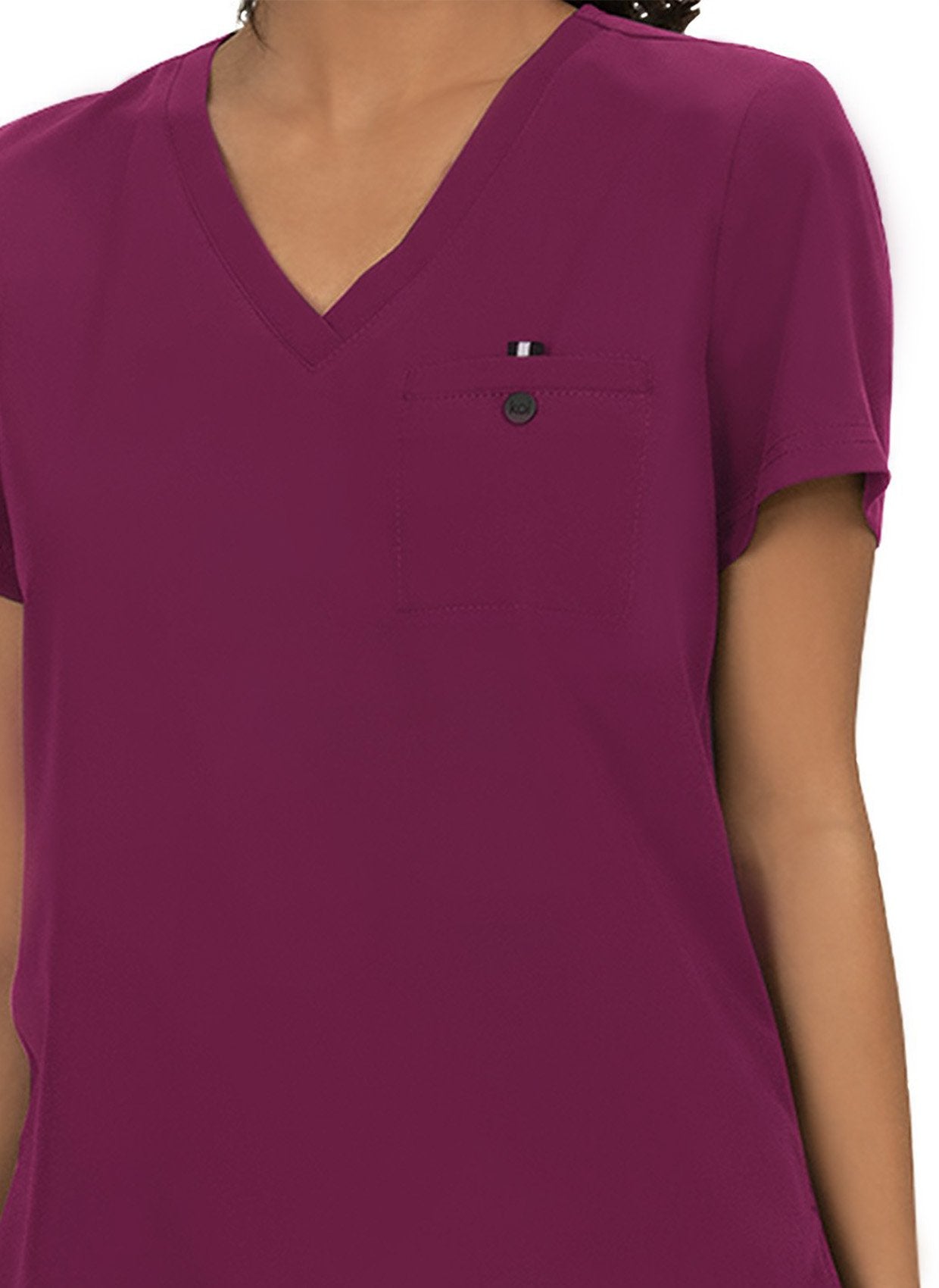 Blouse médicale femme Koi Next Gen Prête à travailler bordeaux - détail col V et poche poitrine