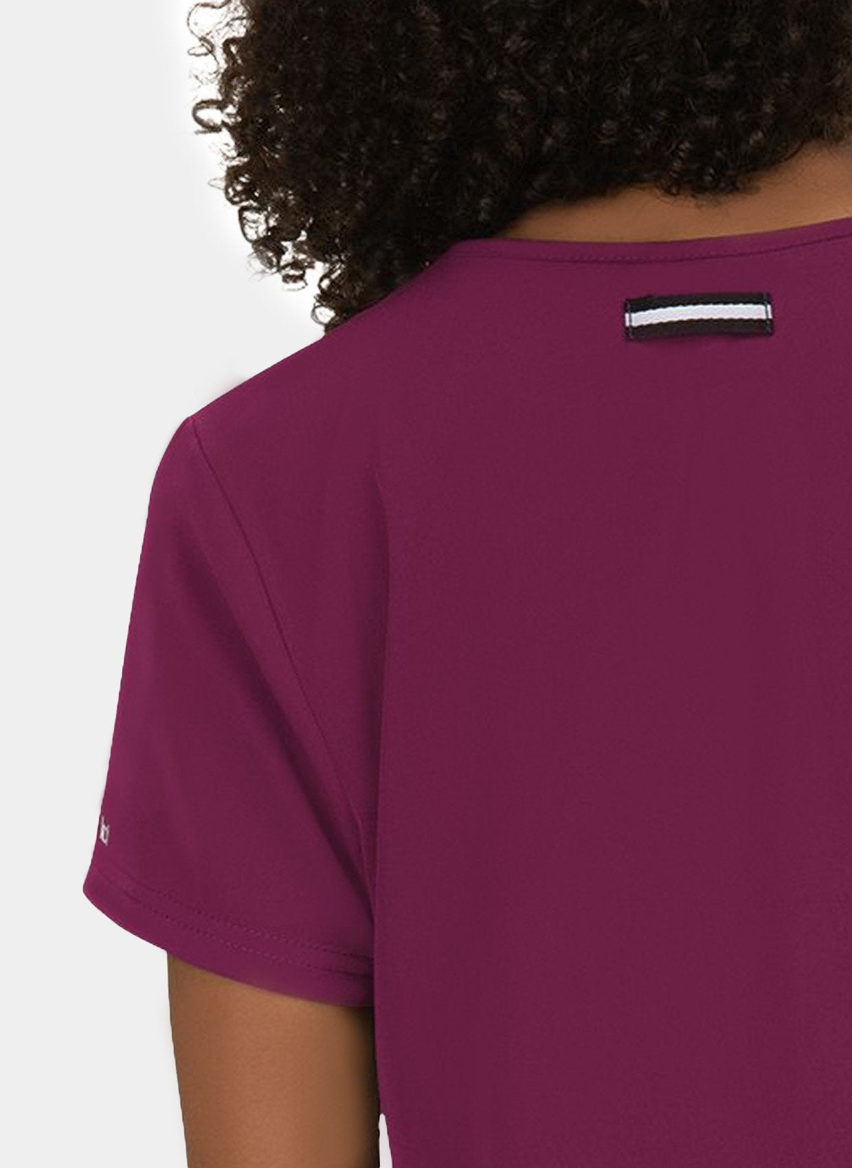 Blouse médicale femme Koi Next Gen Prête à travailler bordeaux - détail passant badge à l'épaule