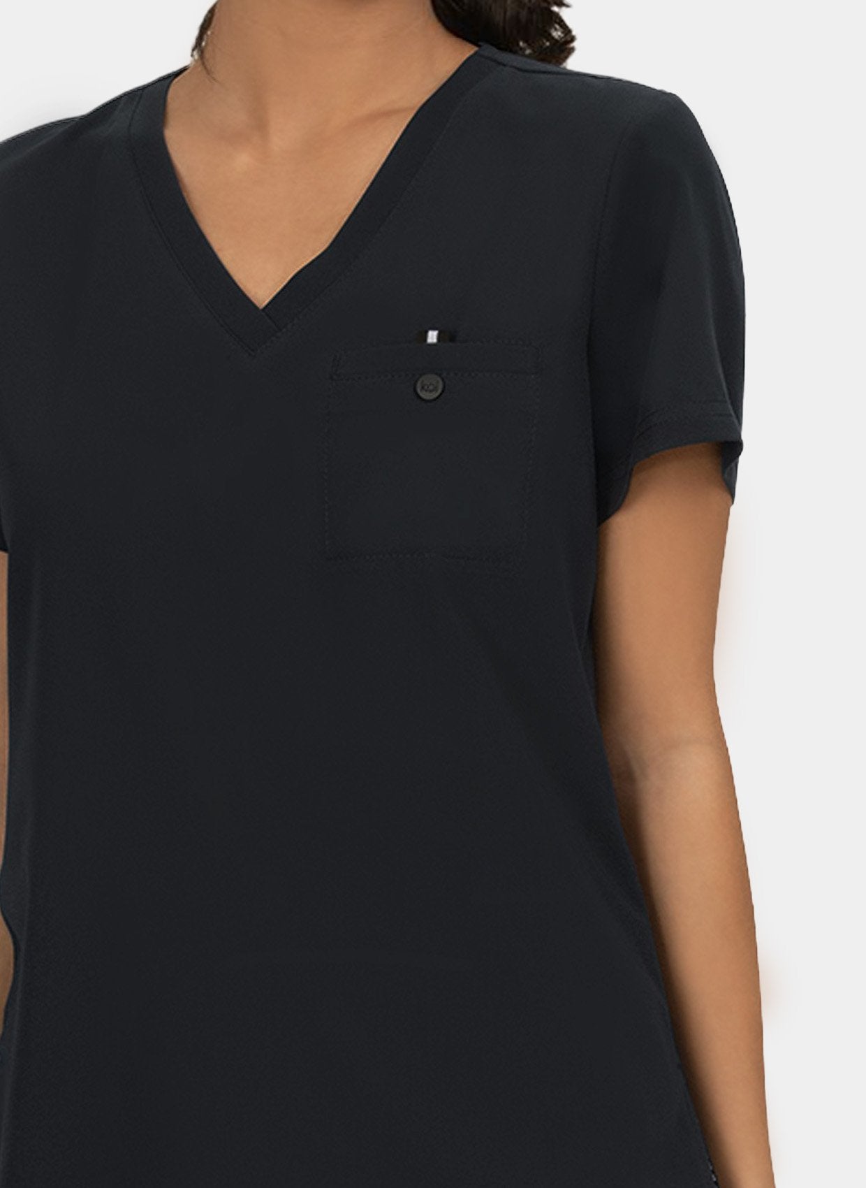 Blouse médicale femme Koi Next Gen Prête à travailler noir - détail col V et poche poitrine