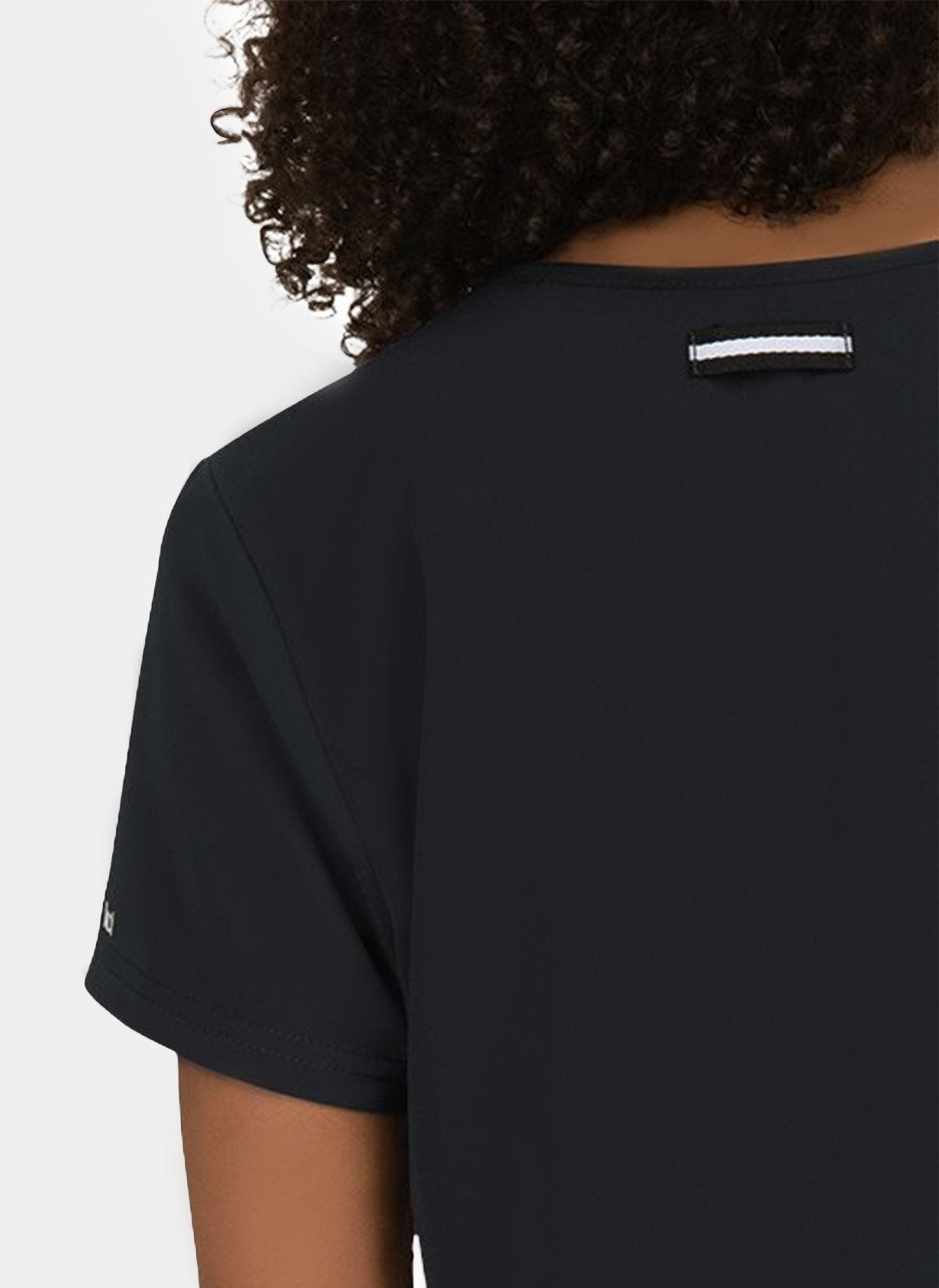 Blouse médicale femme Koi Next Gen Prête à travailler noir - détail passant badge à l'épaule