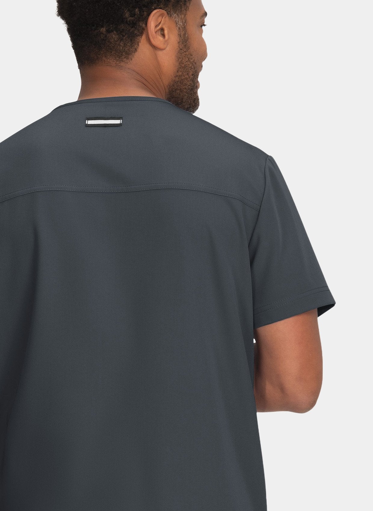 Blouse médicale homme Koi Next Gen Liberté anthracite - détail empiècement dos et passant badge