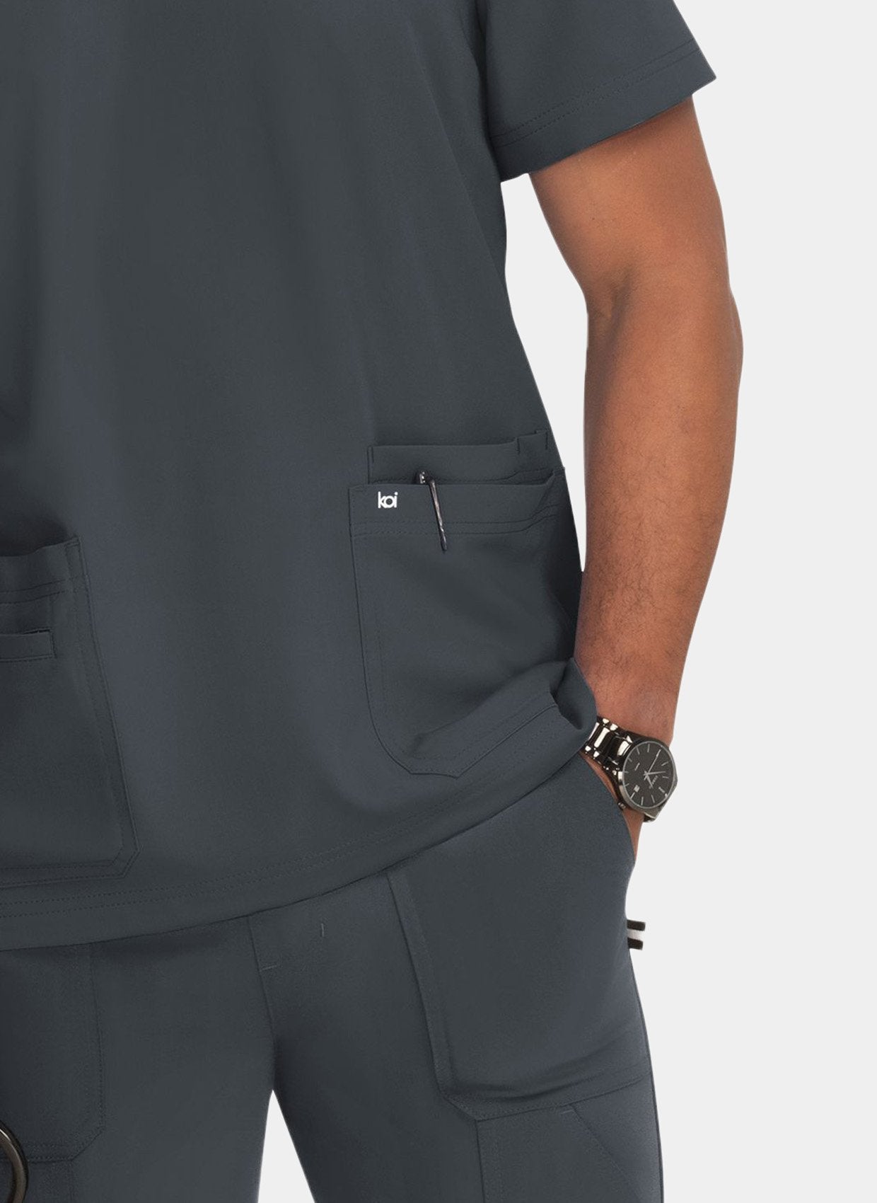 Blouse médicale homme Koi Next Gen Liberté anthracite - détail poche hanche avec logo koi