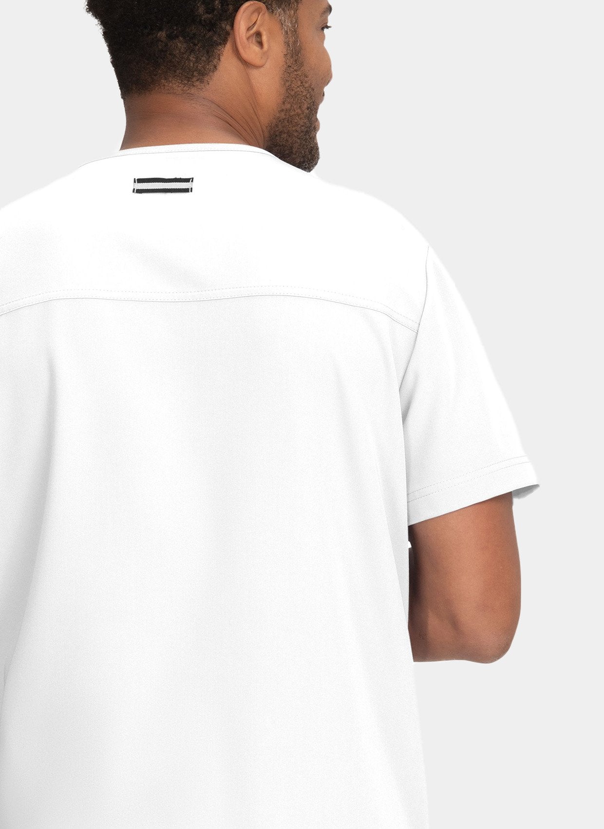 Blouse médicale homme Koi Next Gen Liberté blanc - détail empiècement dos et passant badge
