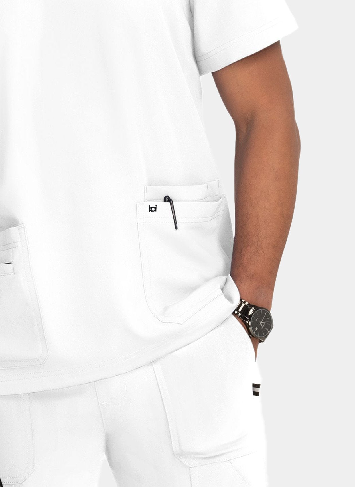 Blouse médicale homme Koi Next Gen Liberté blanc - détail poche hanche avec logo koi