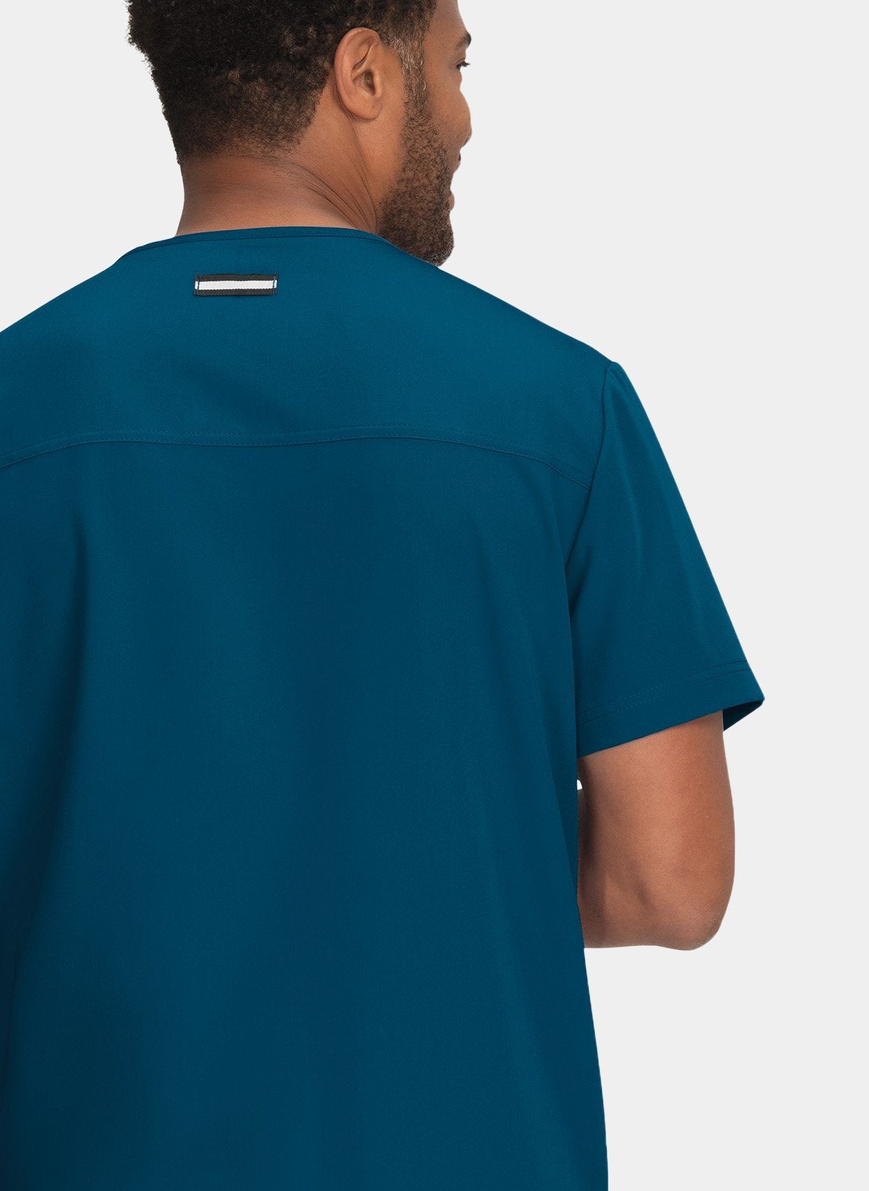 Blouse médicale homme Koi Next Gen Liberté bleu Caraïbes - détail empiècement dos et passant badge