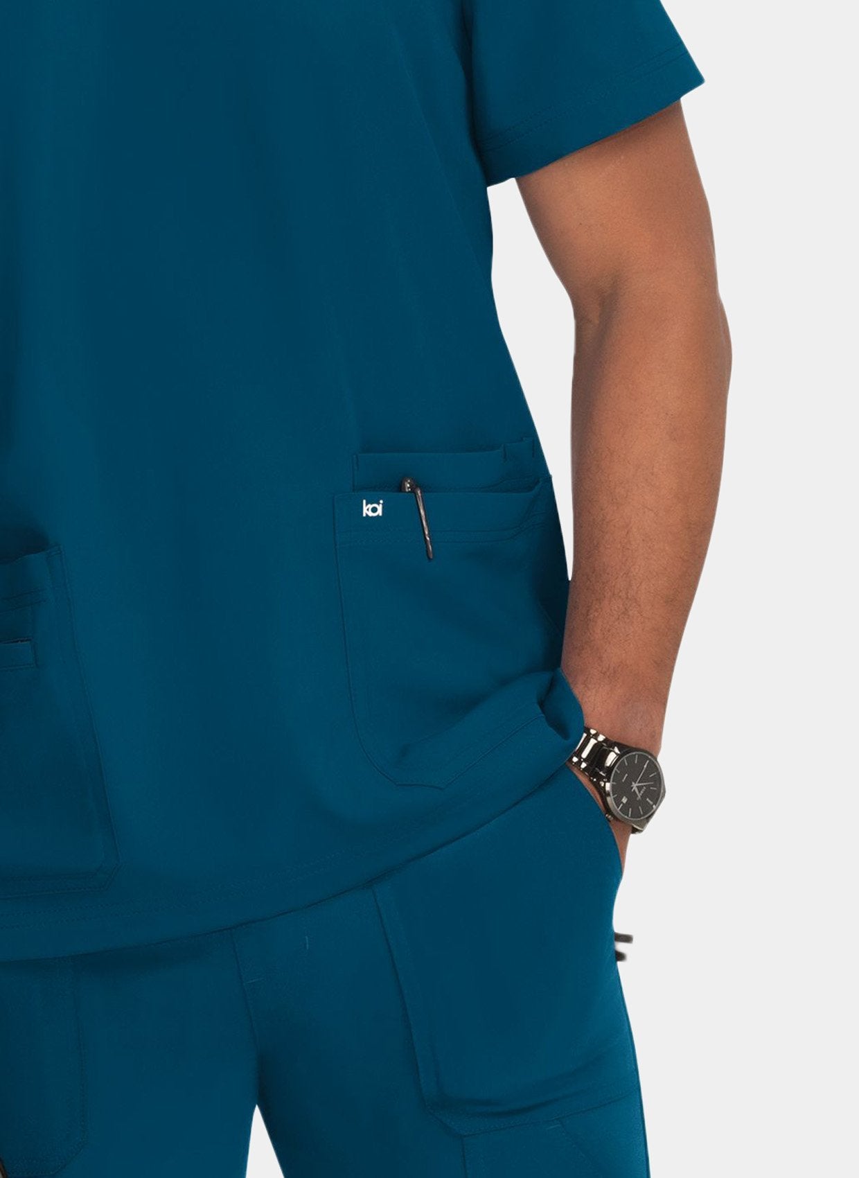 Blouse médicale homme Koi Next Gen Liberté bleu Caraïbes - détail poche hanche avec logo koi
