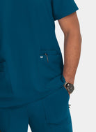Blouse médicale homme Koi Next Gen Liberté bleu Caraïbes - détail poche hanche avec logo koi