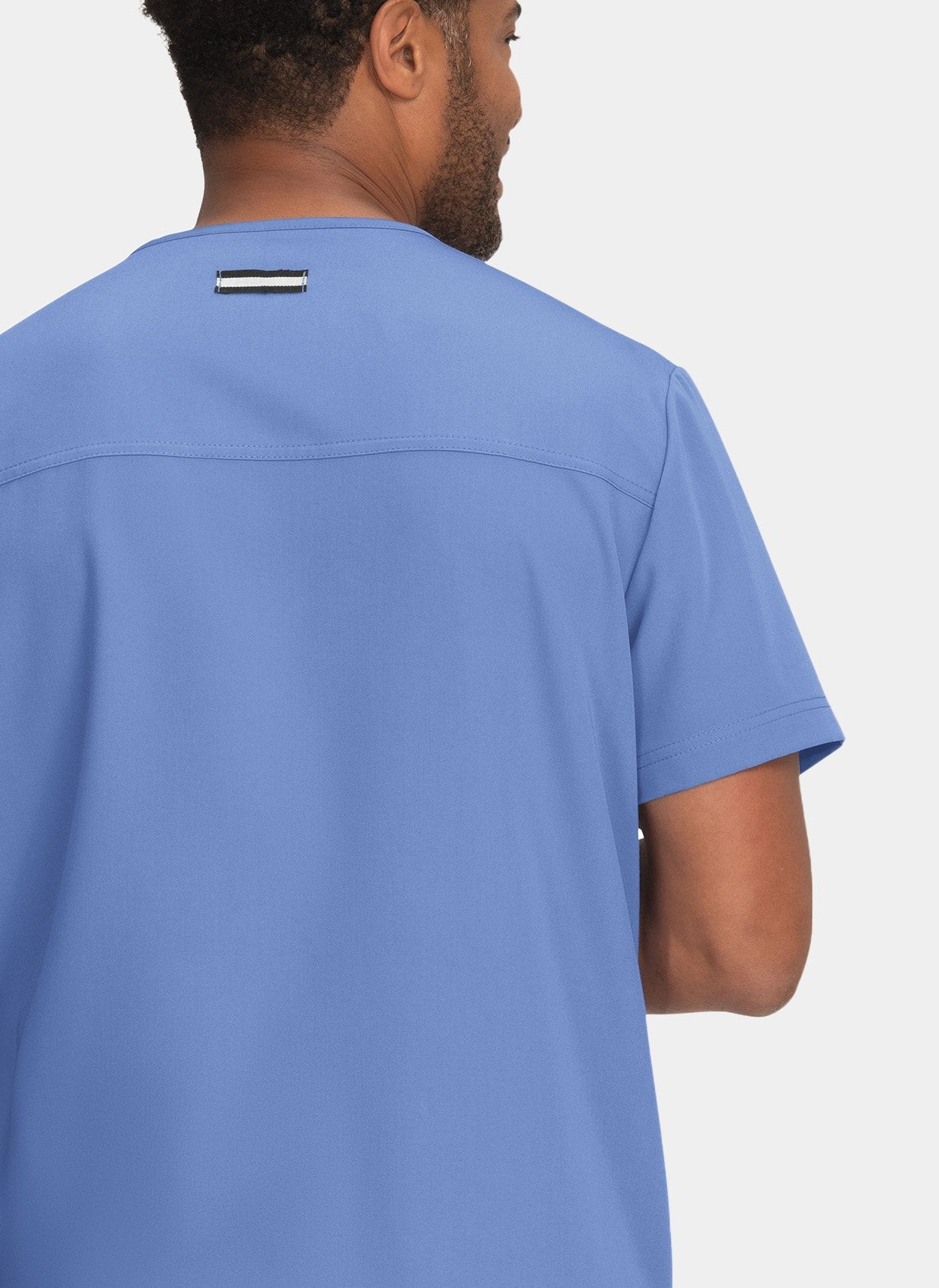 Blouse médicale homme Koi Next Gen Liberté bleu ciel - détail empiècement dos et passant badge