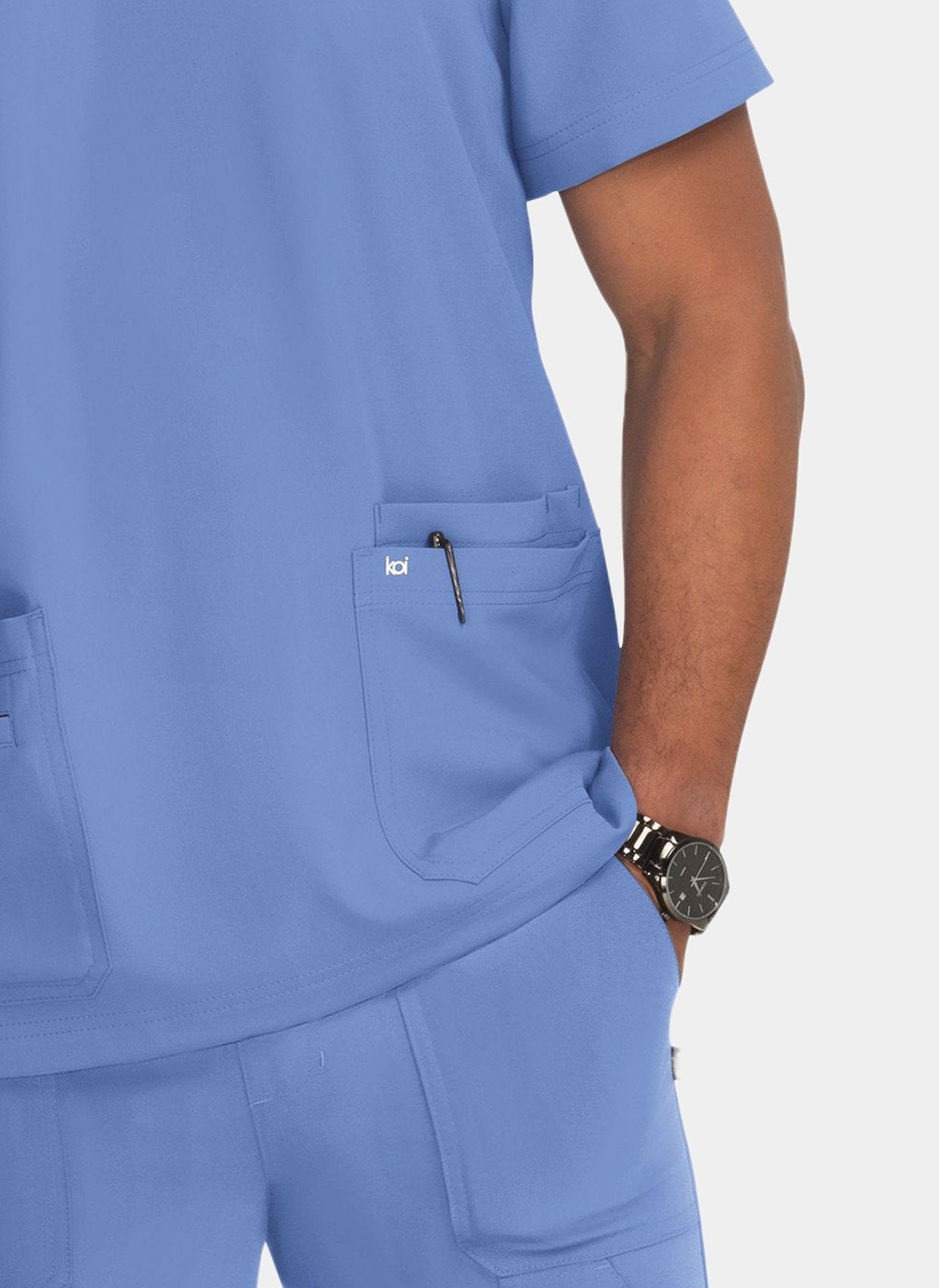 Blouse médicale homme Koi Next Gen Liberté bleu ciel - détail poche hanche avec logo koi
