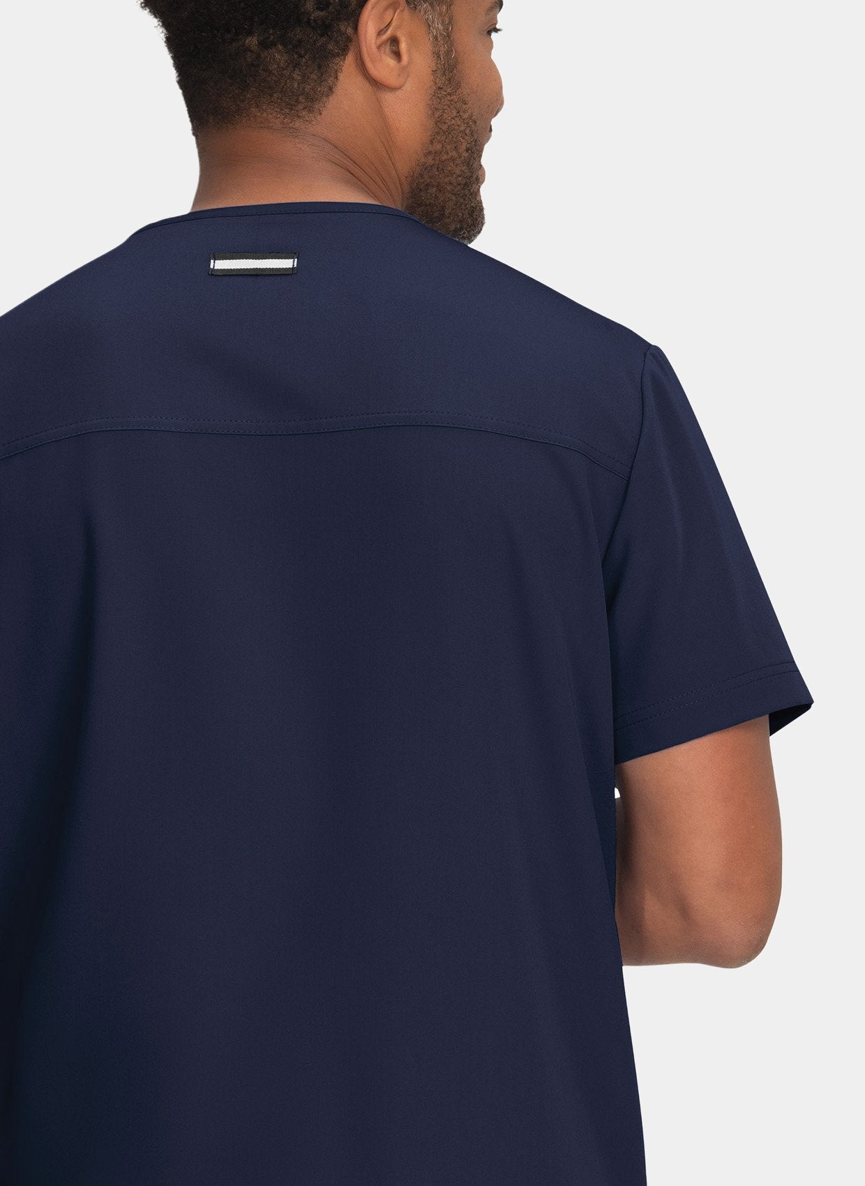 Blouse médicale homme Koi Next Gen Liberté bleu marine - détail empiècement dos et passant badge