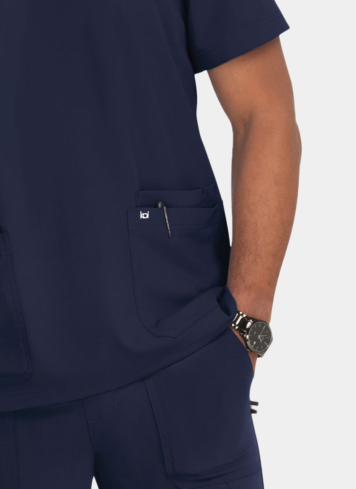 Blouse médicale homme Koi Next Gen Liberté bleu marine - détail poche hanche avec logo koi