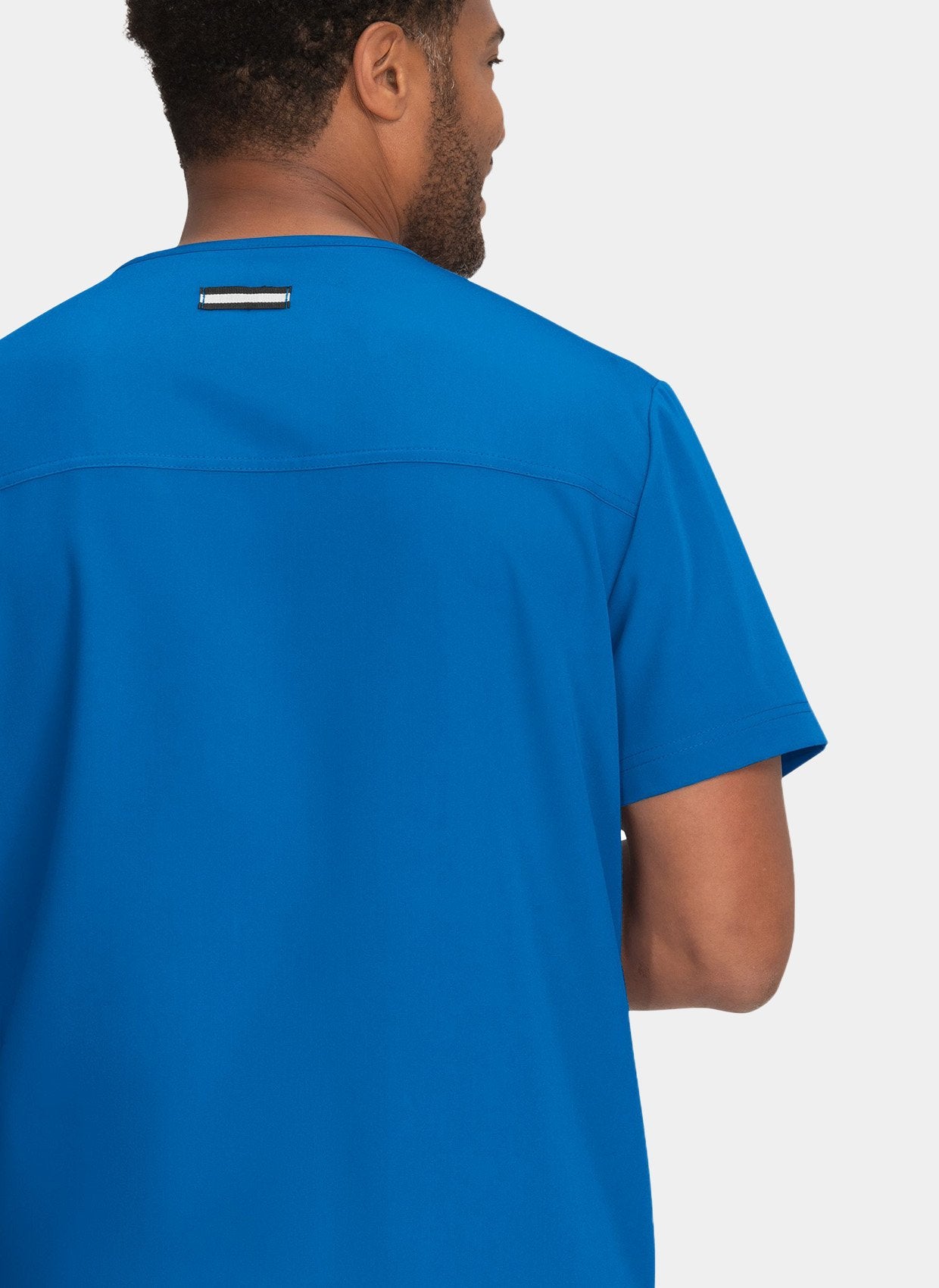 Blouse médicale homme Koi Next Gen Liberté bleu roi - détail empiècement dos et passant badge