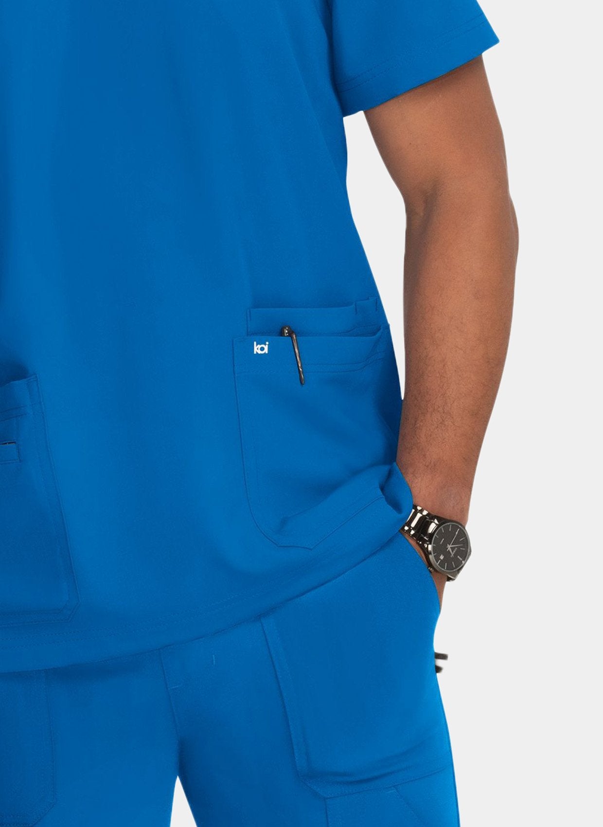Blouse médicale homme Koi Next Gen Liberté bleu roi - détail poche hanche avec logo koi