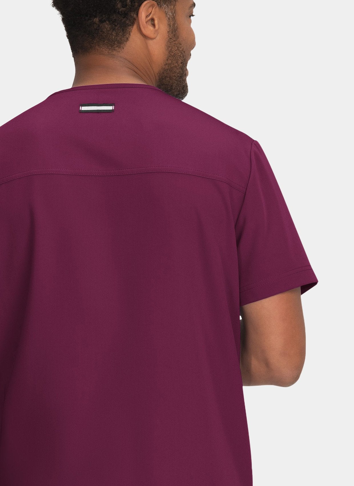 Blouse médicale homme Koi Next Gen Liberté bordeaux - détail empiècement dos et passant badge