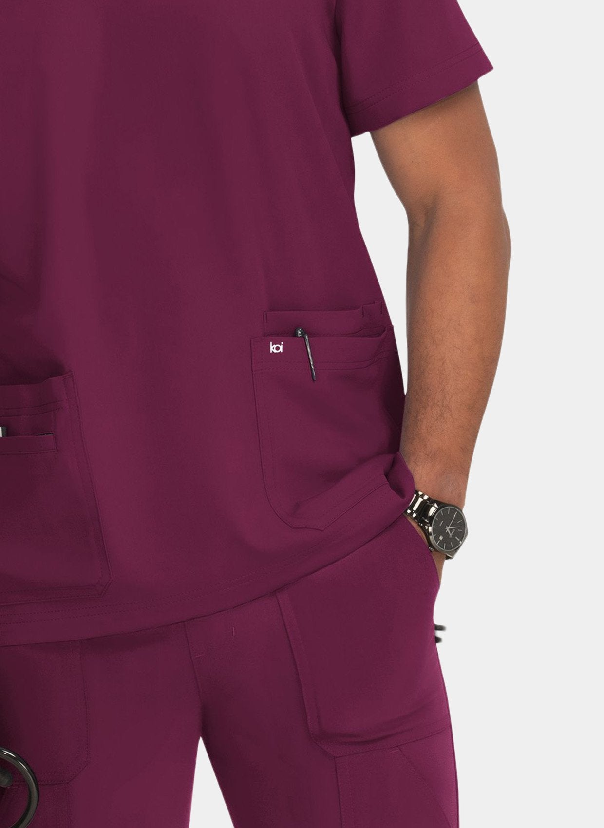 Blouse médicale homme Koi Next Gen Liberté bordeaux - détail poche hanche avec logo koi