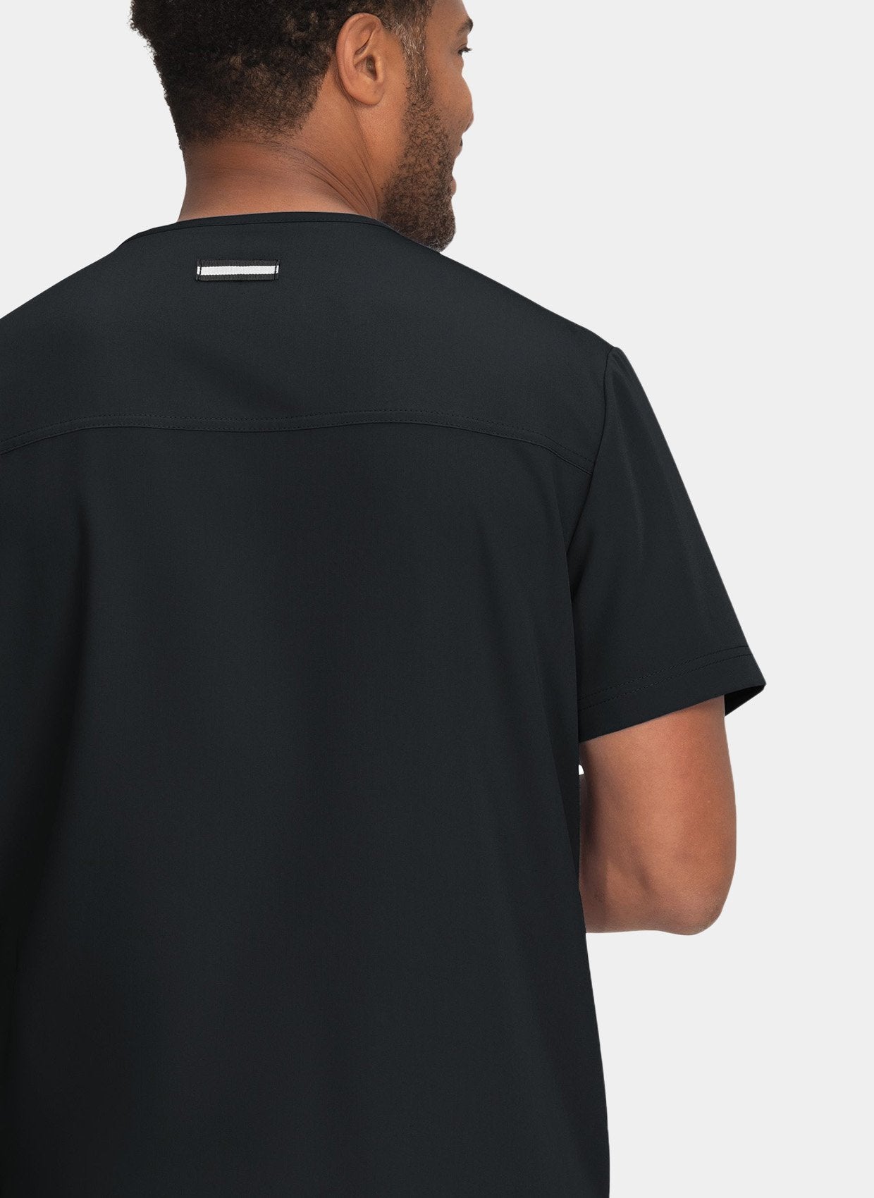 Blouse médicale homme Koi Next Gen Liberté noir - détail empiècement dos et passant badge