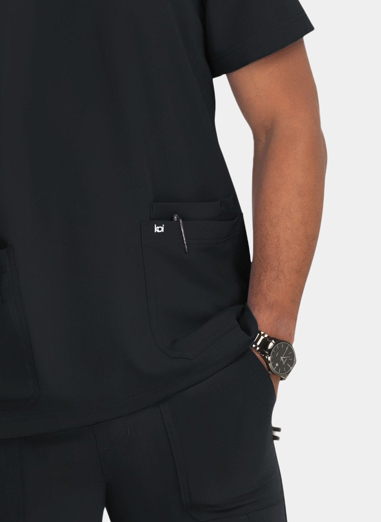 Blouse médicale homme Koi Next Gen Liberté noir - détail poche hanche avec logo koi