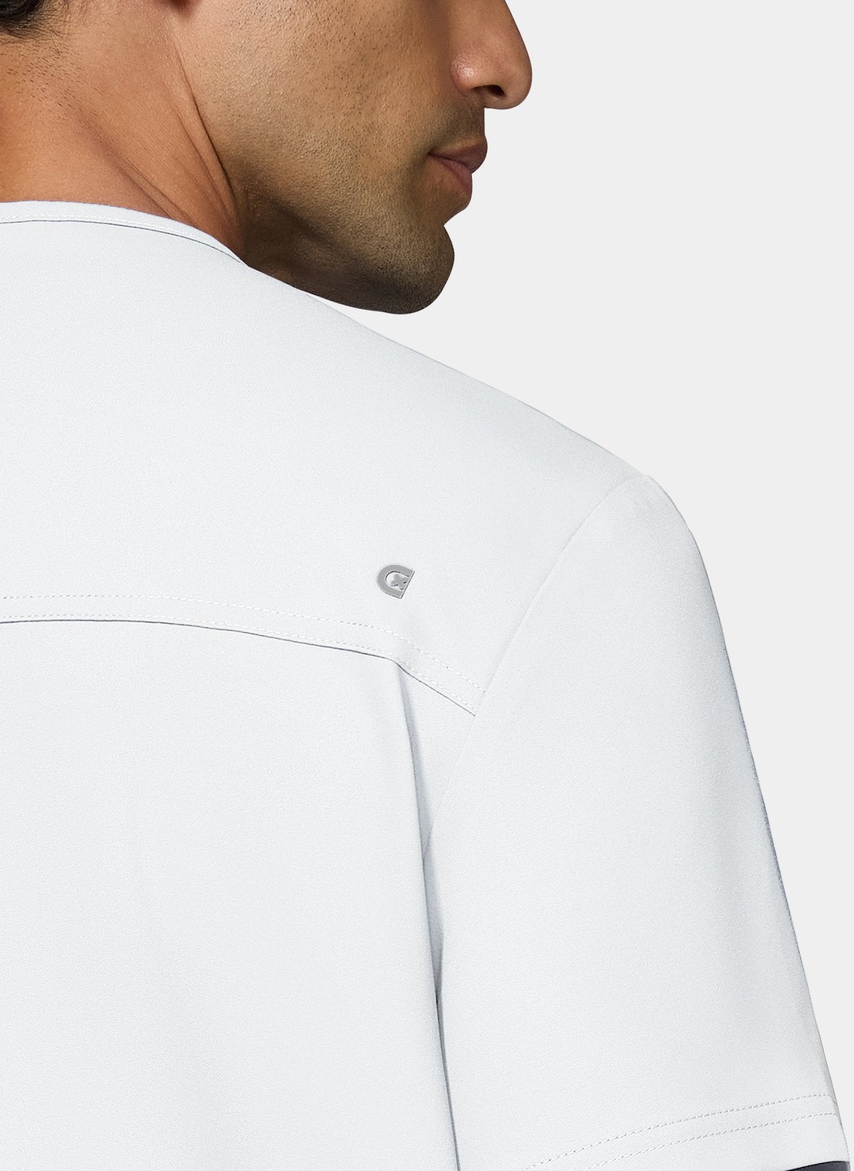 Homme portant une blouse médicale homme blanche epaule