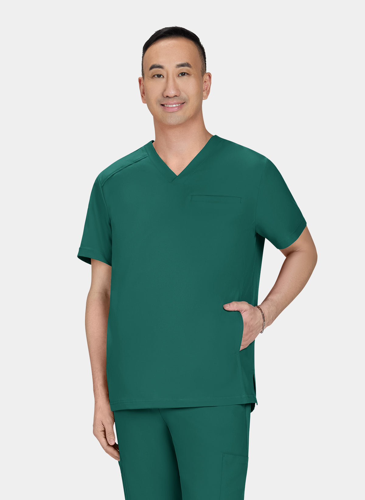 Homme portant une blouse medicale koi cureology stasis vert foret 
