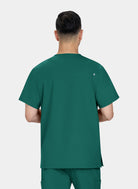 Homme de dos portant une blouse medicale koi cureology stasis vert foret 