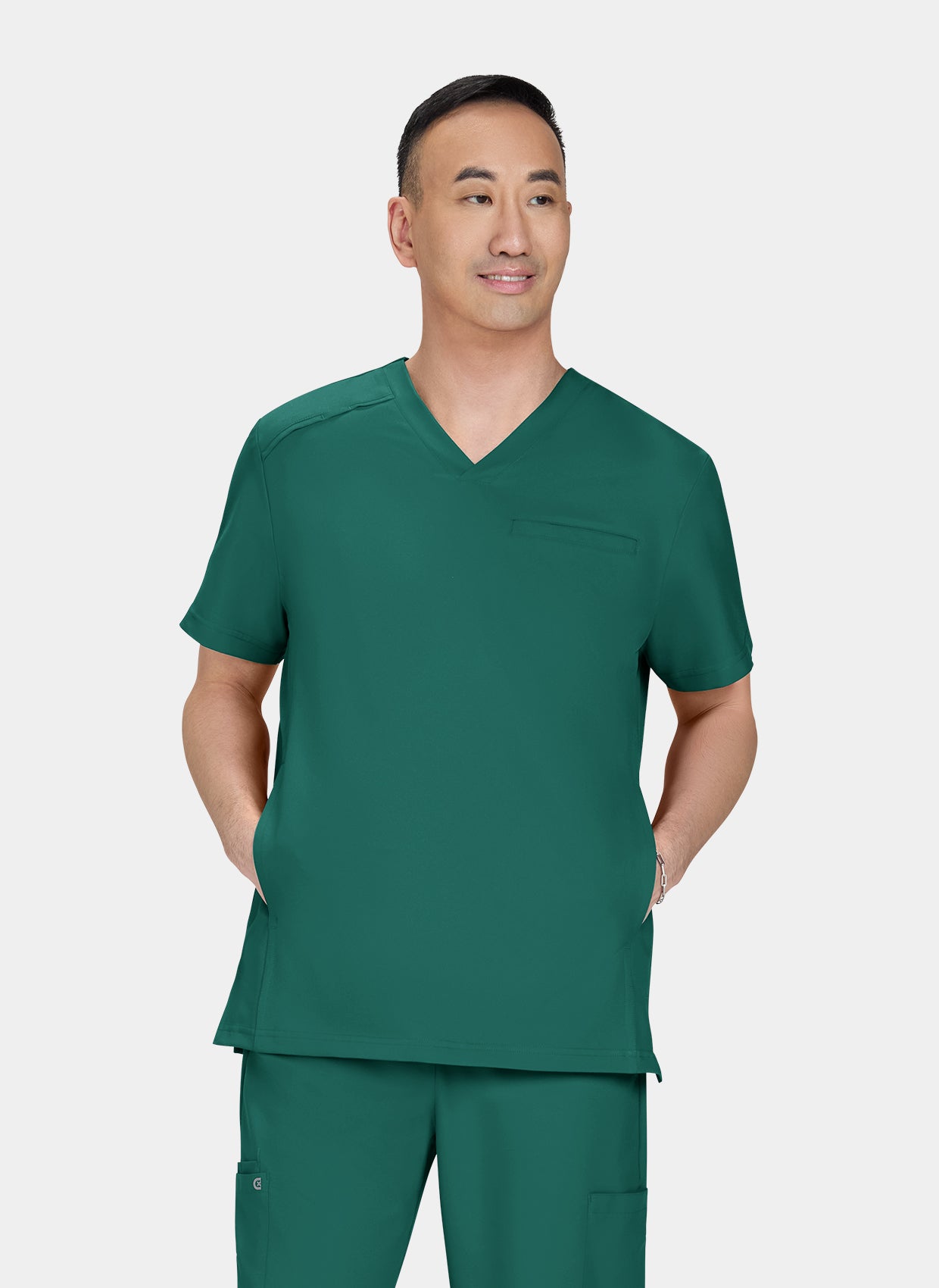 Homme portant une blouse medicale koi cureology stasis vert foret 