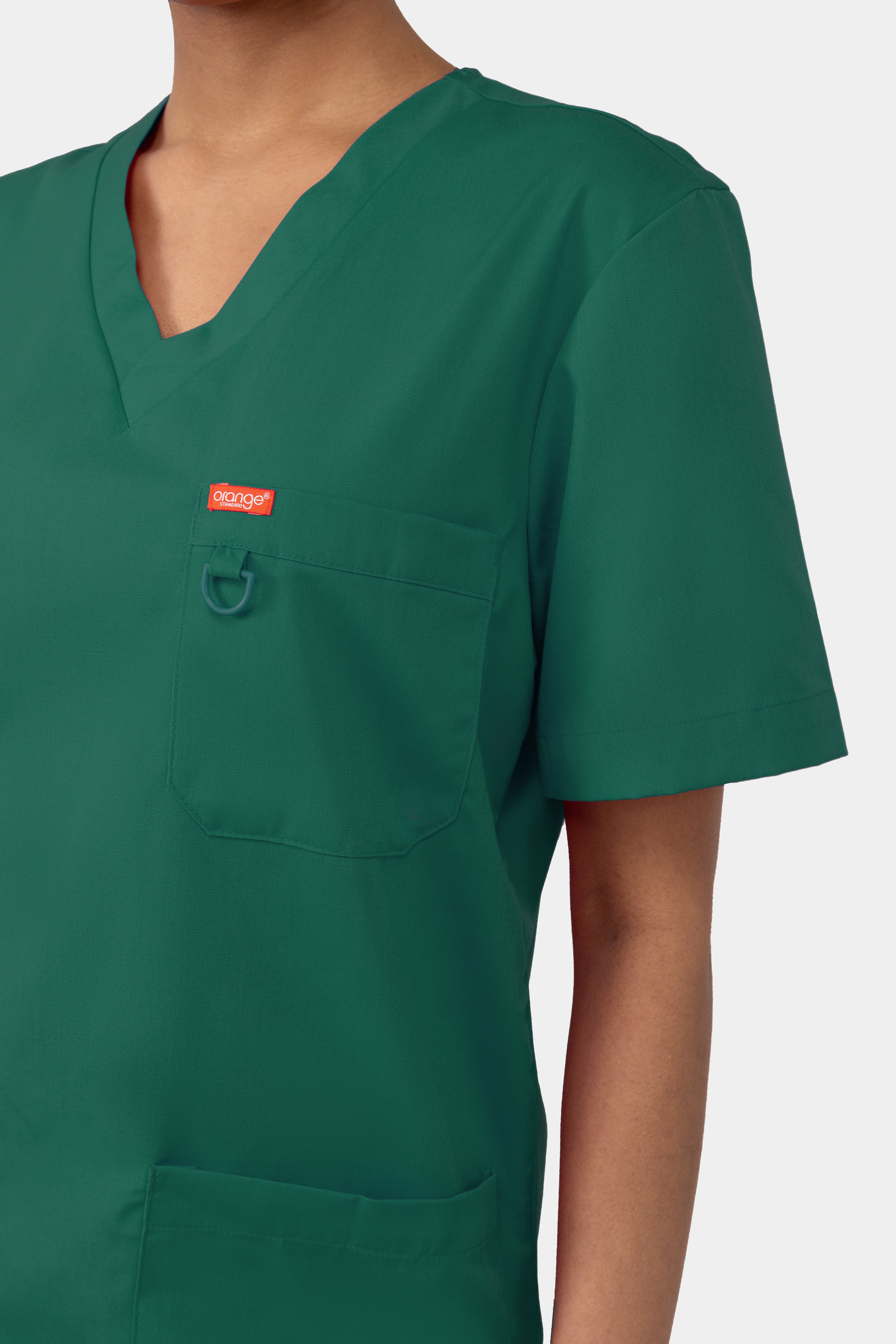 Focus sur une femme portant une blouse médicale unisexe Orange standard Balboa - Vert  Forêt