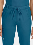 zoom sur taille d'une Femme portant un pantalon médical Healing Hands Rebecca bleu Caraïbe 