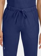 zoom sur taille d'une Femme portant un pantalon médical Healing Hands Rebecca bleu marine