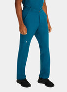 homme portant un pantalon médical Healing Hands Ryan bleue Caraïbe 