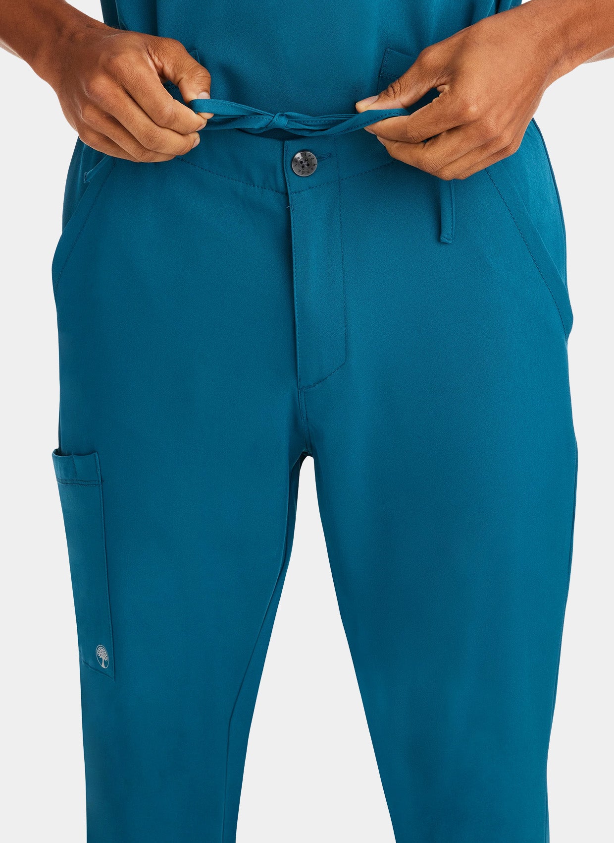 zoom sur taille d'un homme portant un pantalon médical Healing Hands Ryan bleue Caraïbe 