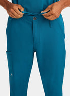 zoom sur taille d'un homme portant un pantalon médical Healing Hands Ryan bleue Caraïbe 