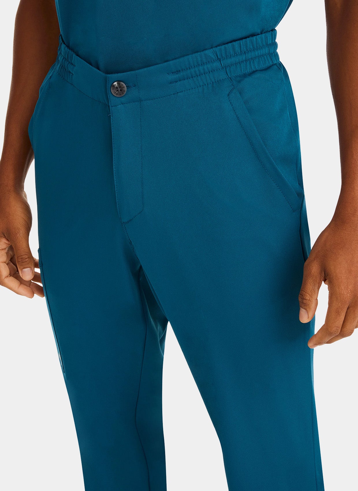 zoom sur taille d'un homme portant un pantalon médical Healing Hands Ryan bleue Caraïbe 