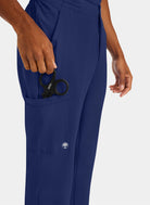zoom sur poche d'un homme portant un pantalon médical Healing Hands Ryan bleue marine 