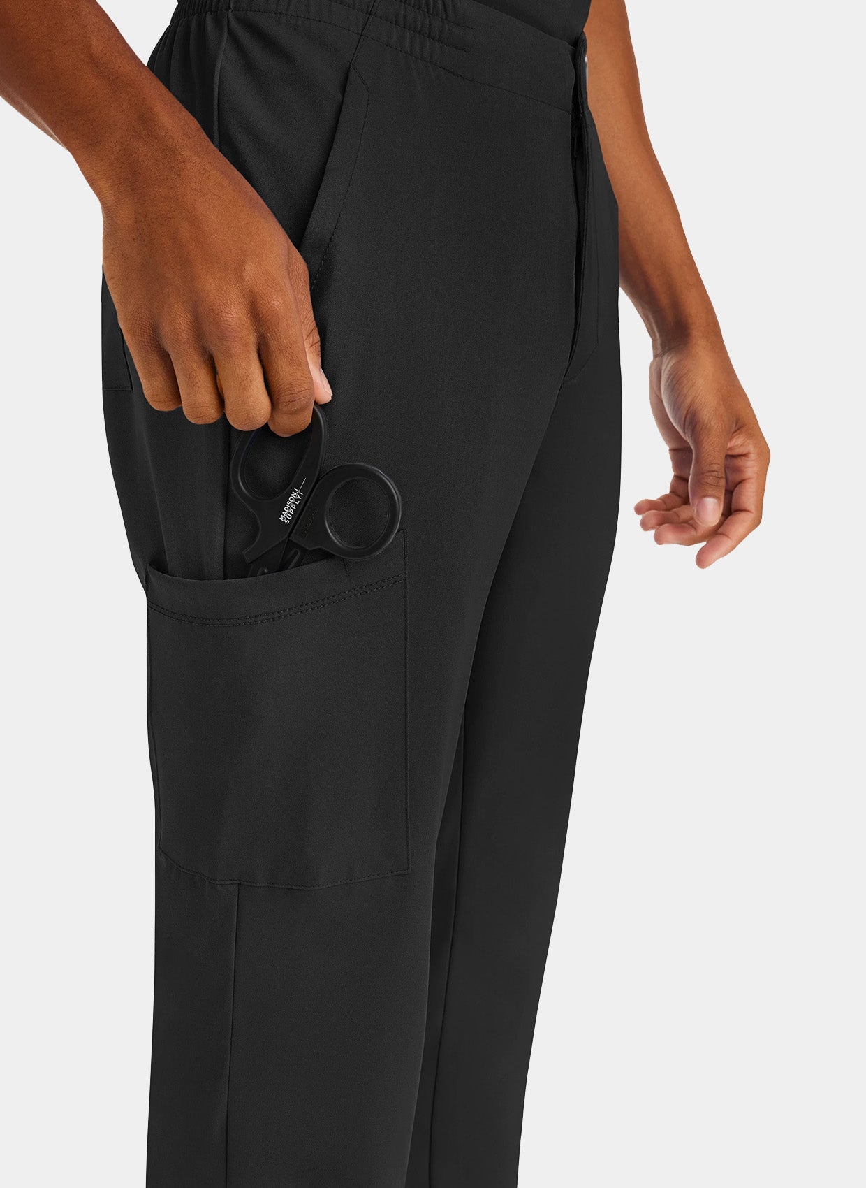 zoom sur poche d'un homme portant un pantalon médical Healing Hands Ryan noir