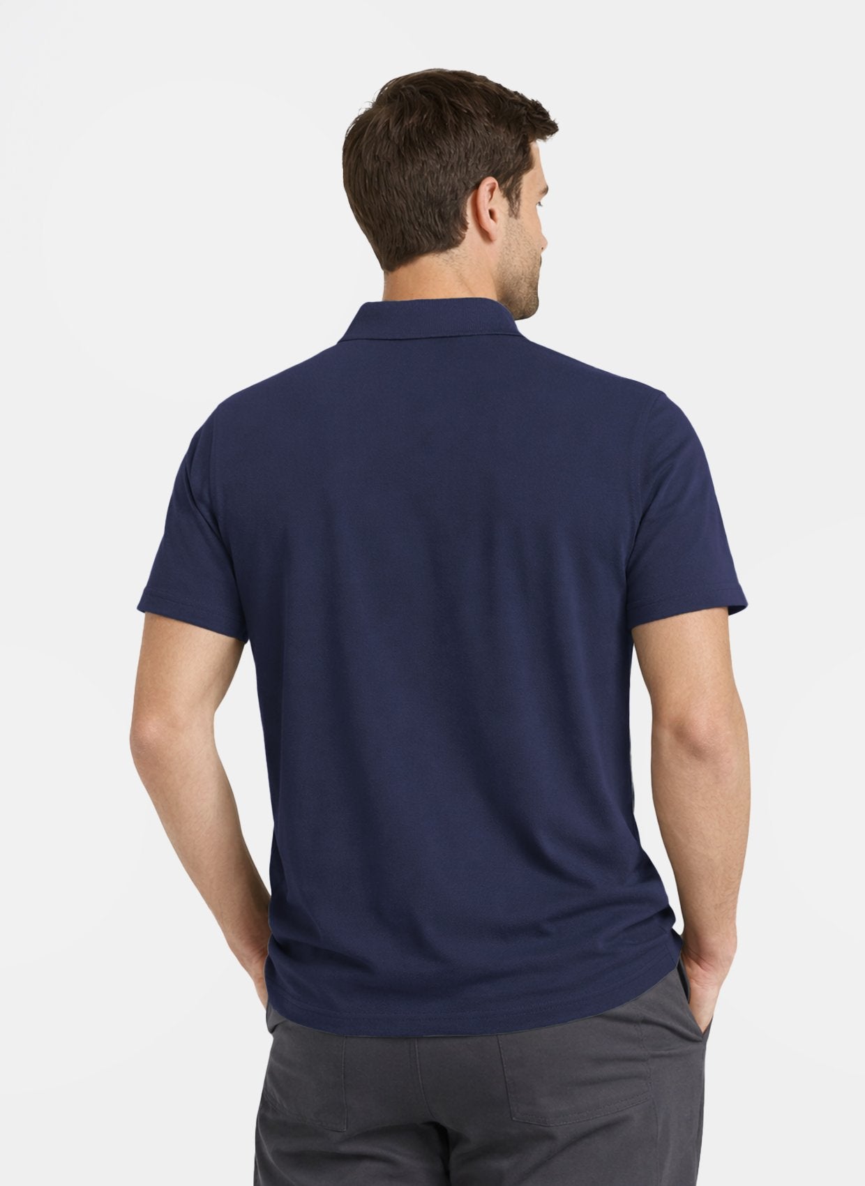 Homme portant polo medical bleu marine velilla de dos