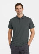 Homme portant polo gris velilla de face