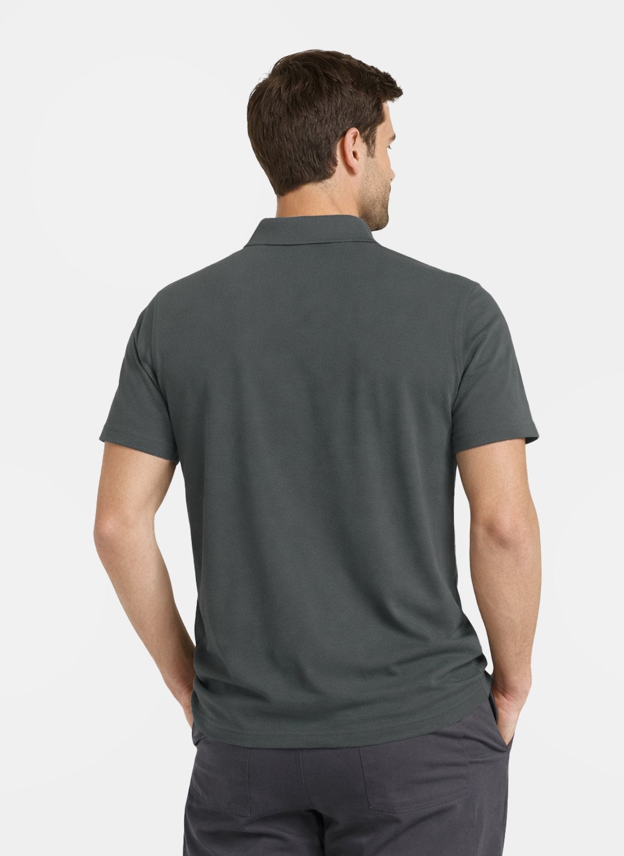 Homme portant polo gris velilla de dos