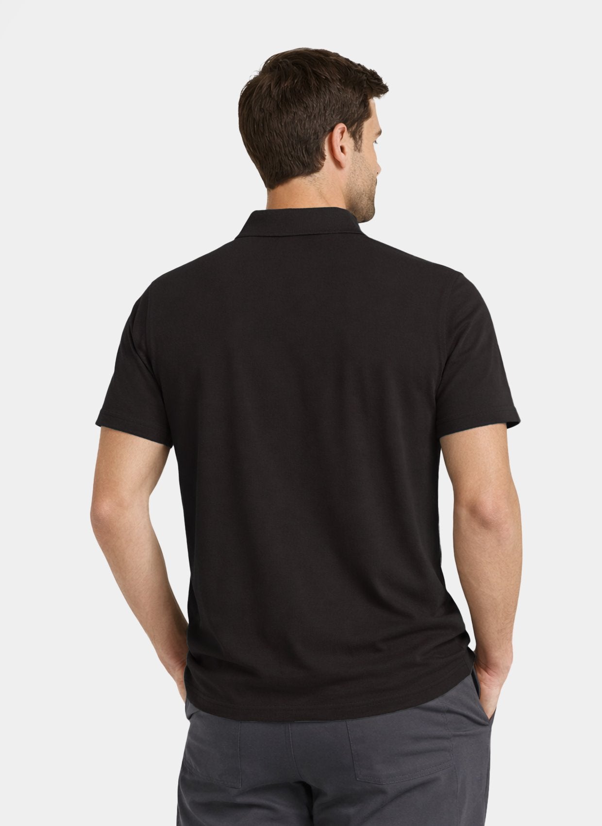 Homme portant polo noir velilla de dos