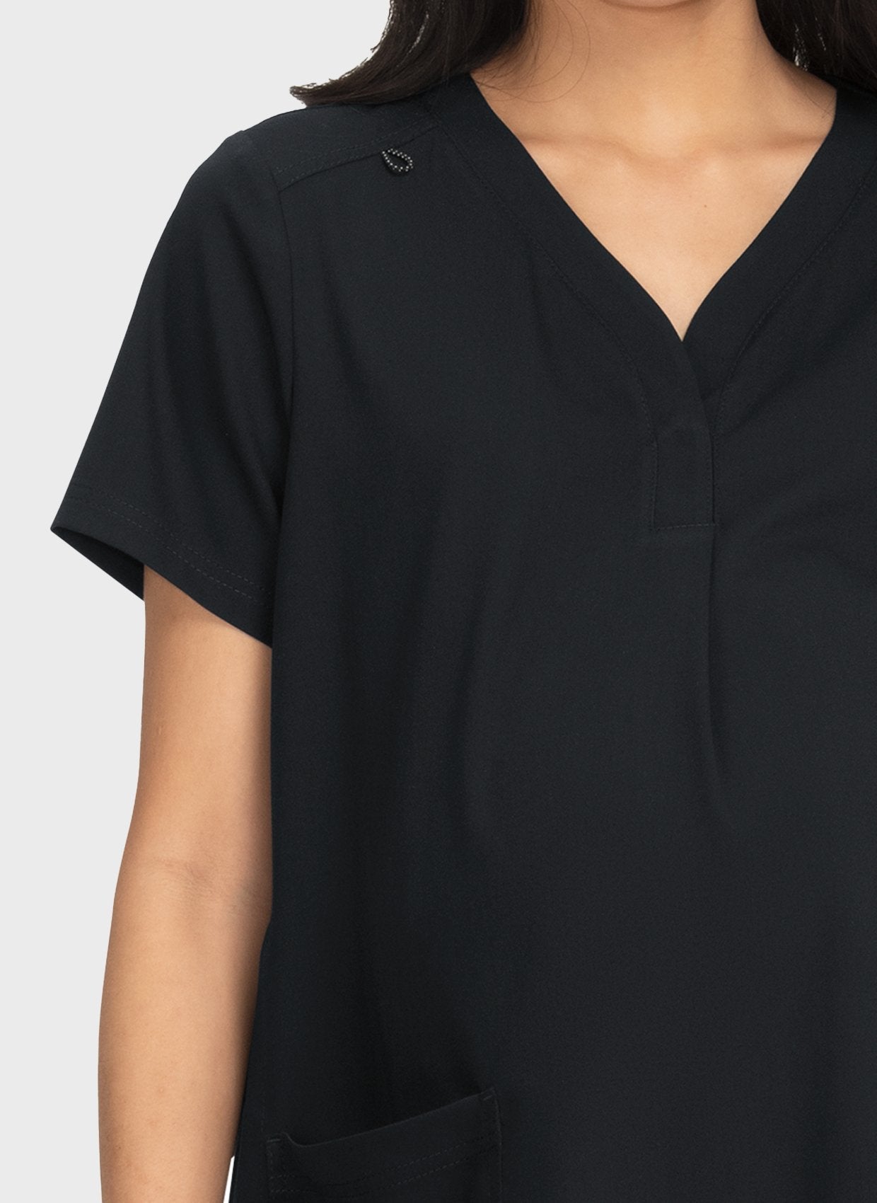 Blouse médicale femme maternité Koi Next Gen À bord noir gros plan