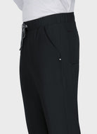 Pantalon médical homme Koi Next Gen Agissez noir gros plan 2