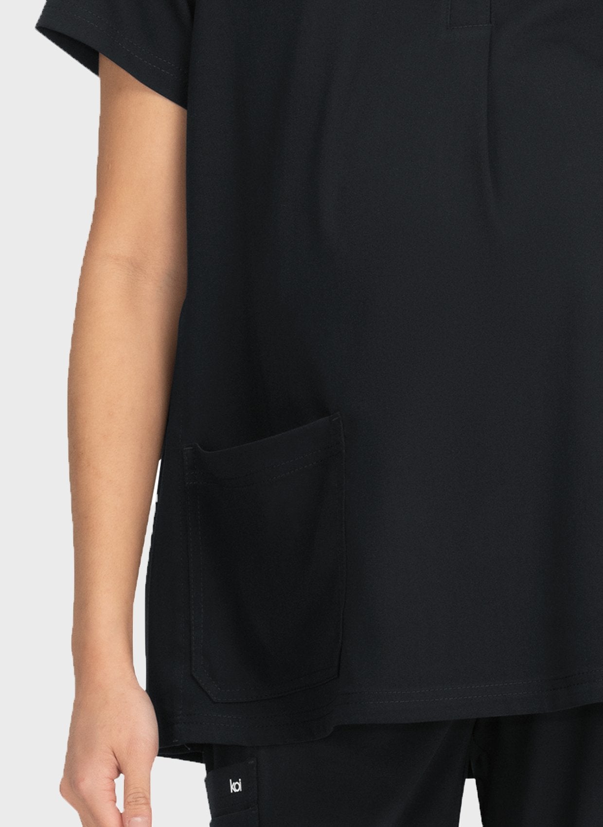 Blouse médicale femme maternité Koi Next Gen À bord noir gros plan 2