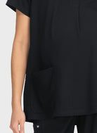 Blouse médicale femme maternité Koi Next Gen À bord noir gros plan 2