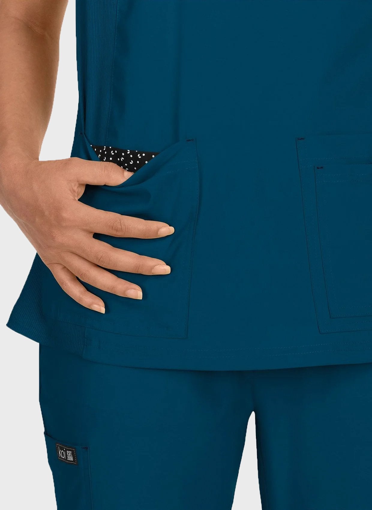 Blouse médicale femme Koi Basics Katie Poche -  Bleu Caraïbes