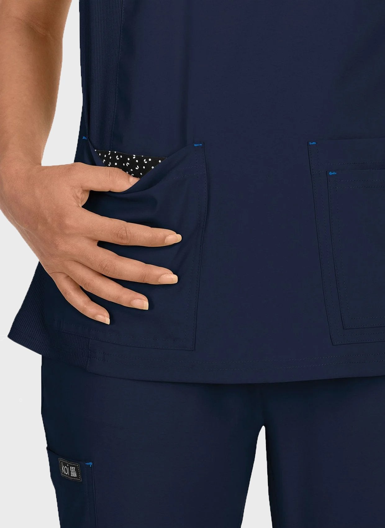 Blouse médicale femme Koi Basics Katie Poche -  Bleu marine