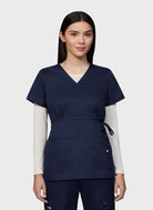 Blouse médicale femme Koi Classics Katelyn - Bleu marine, vue de face