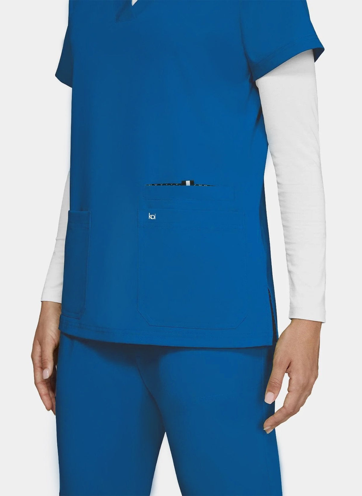 Blouse médicale femme Koi Next Gen Agitation et passion bleu roi gros plan 2