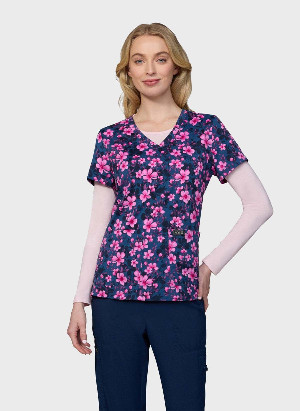 Blouse médicale femme Koi Basics Leslie - Pétales et fleurs, vue de face