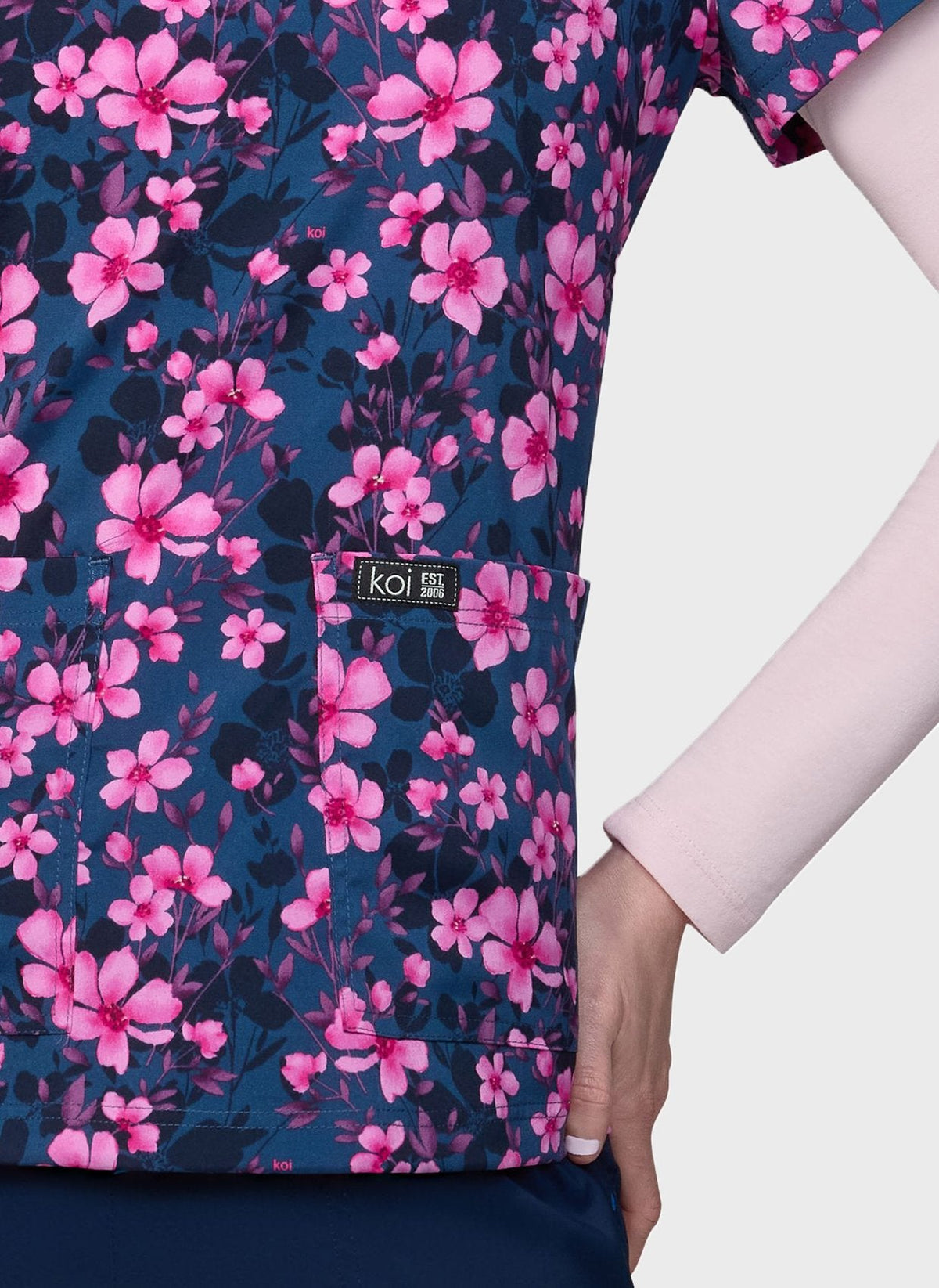 Blouse médicale femme Koi Basics Leslie - Pétales et fleurs, vue 3