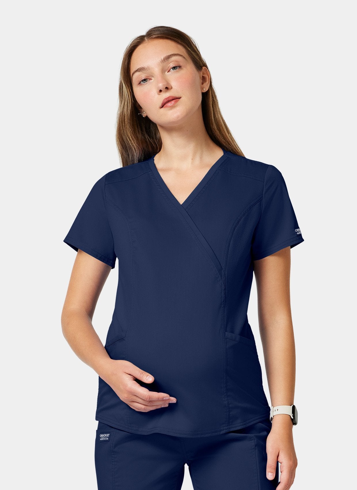 blouse médicale femme enceinte face main sur ventre